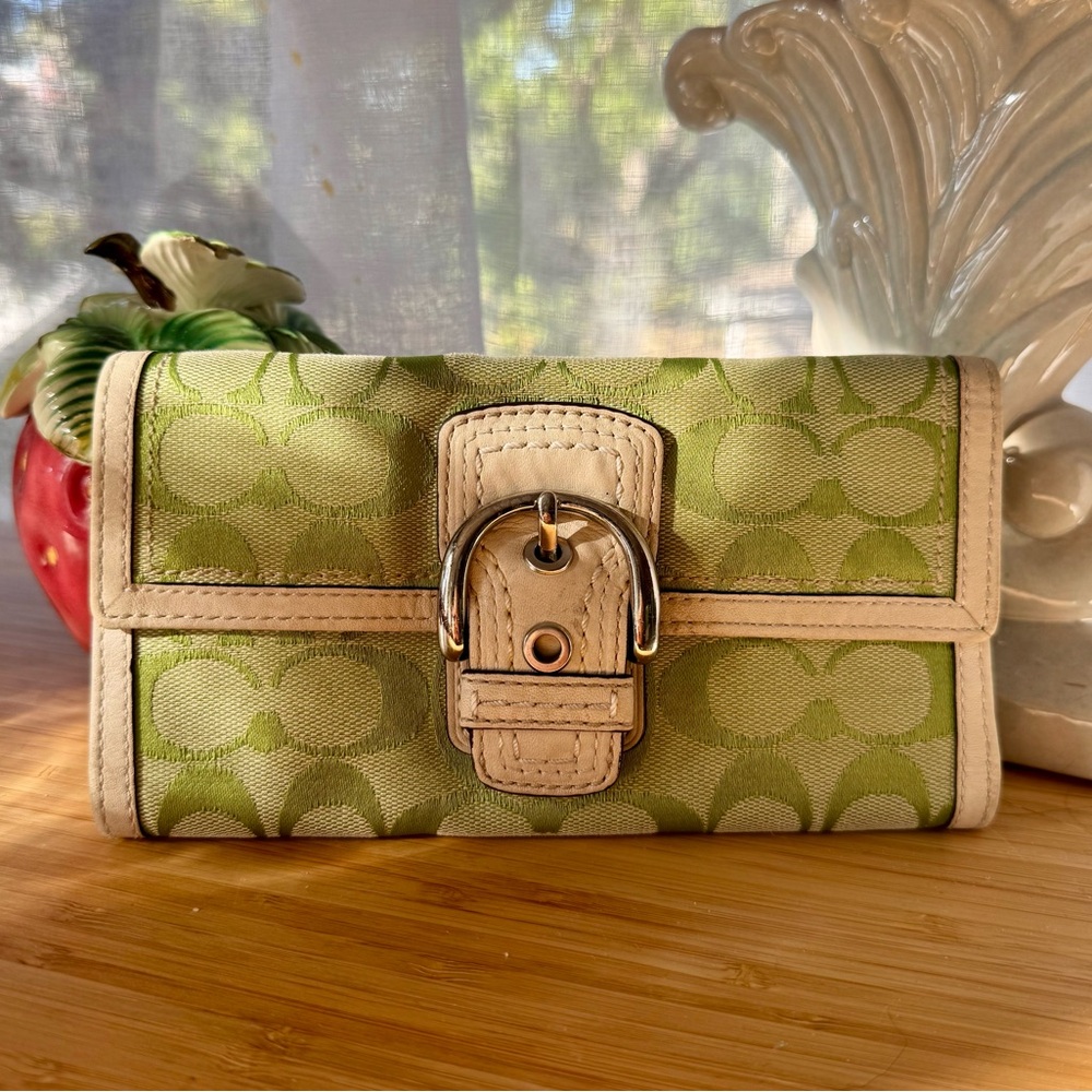 💚 Y2K Vintage Coach Soho Lime Green Buckle Wallet Large Size 💚